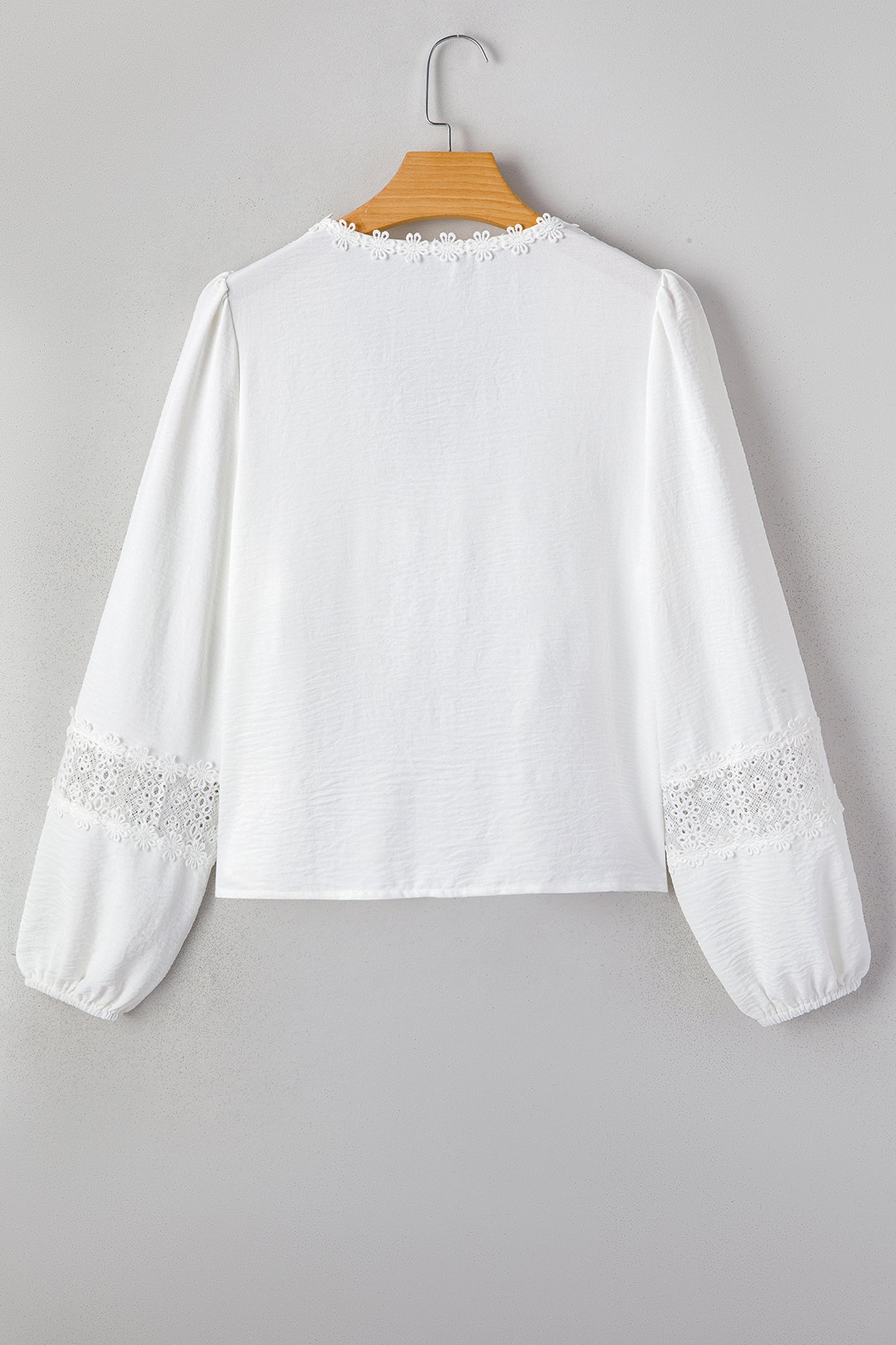 Witte blouse met lange mouwen bloemenmotief guipure kant en ruches