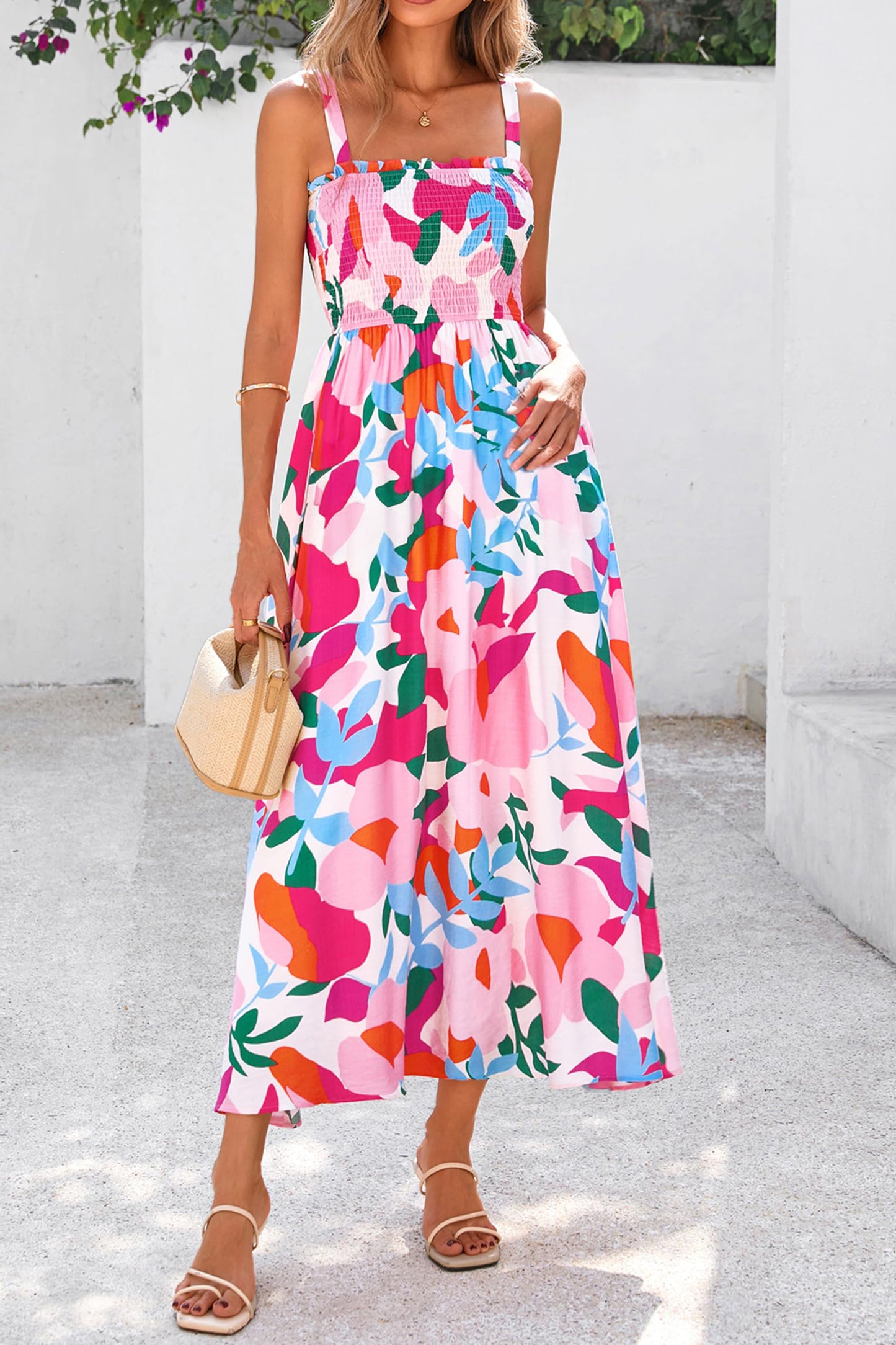 Roze zomerjurk met bloemenprint verstelbare bandjes smokwerk en hoge taille
