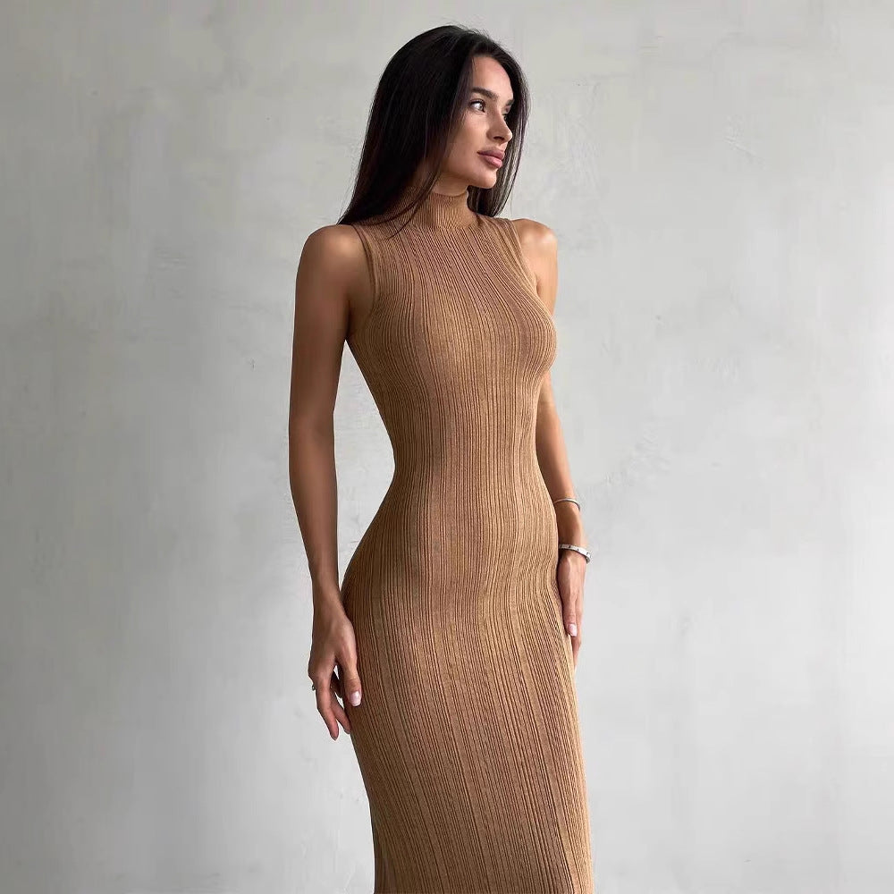 Nauwsluitend elegante mouwloze gebreide maxi-jurk met hoge hals