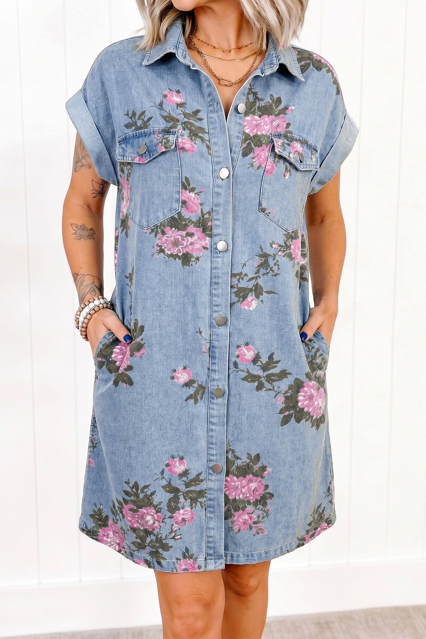 Denim jurk met bloemenprint korte mouwen manchetten zakken en knoopsluiting