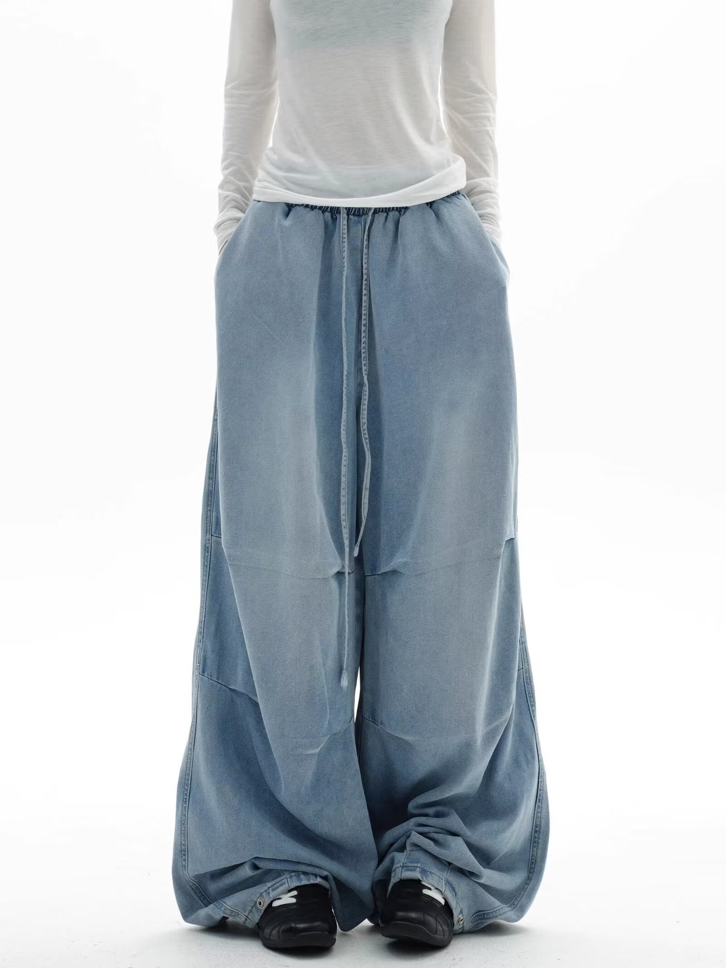 Straight-fit casual pants are trendy.