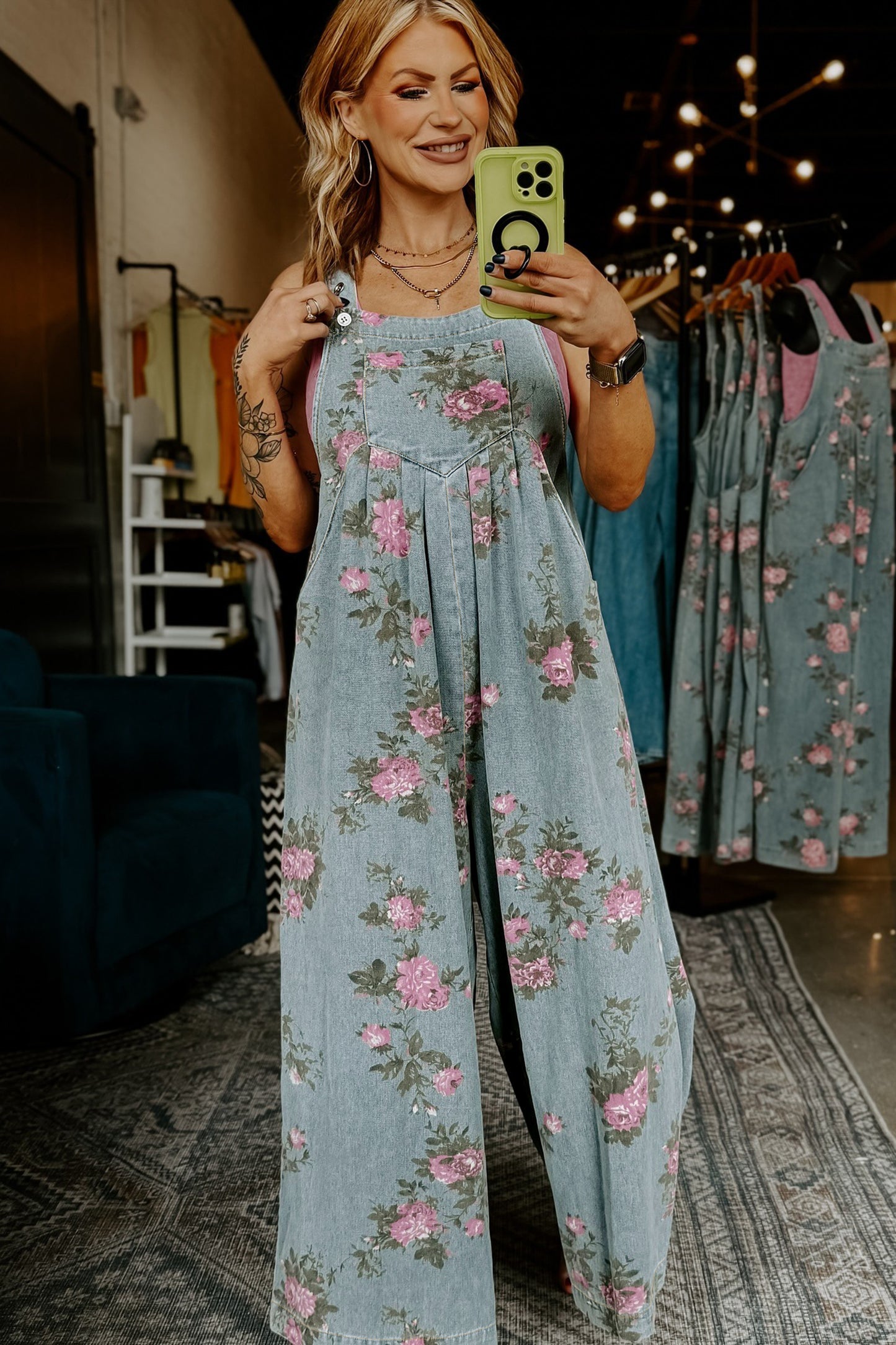 Jumpsuit van denim met bloemenprint zakken geplooide details hoge taille en wijde pijpen