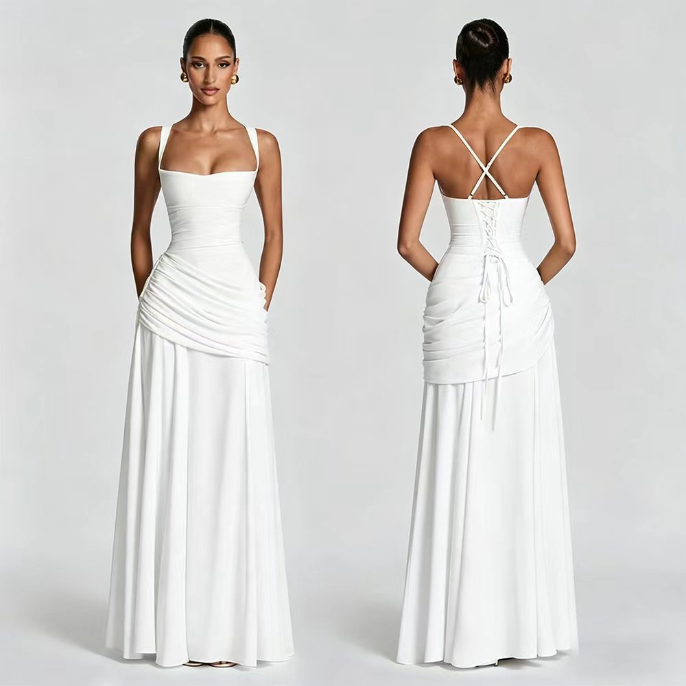 Elegante nauwsluitende chiffonjurk met plooien en vetersluiting op rug