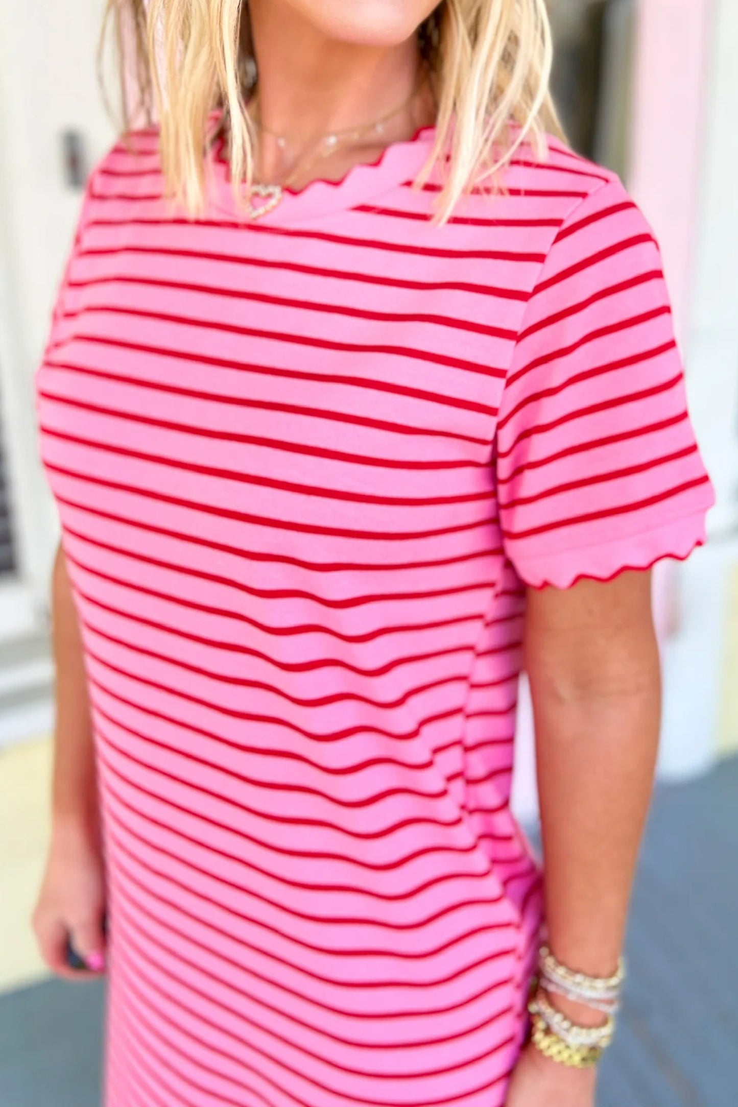 Roze gestreepte T-shirtjurk met korte mouwen geschulpte rand en zijsplit