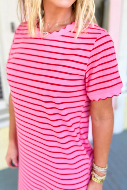 Roze gestreepte T-shirtjurk met korte mouwen geschulpte rand en zijsplit