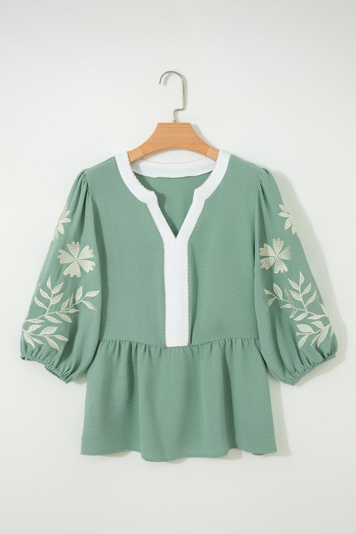 Babydoll blouse met kleurblokken patchwork V-hals en geborduurde pofmouwen