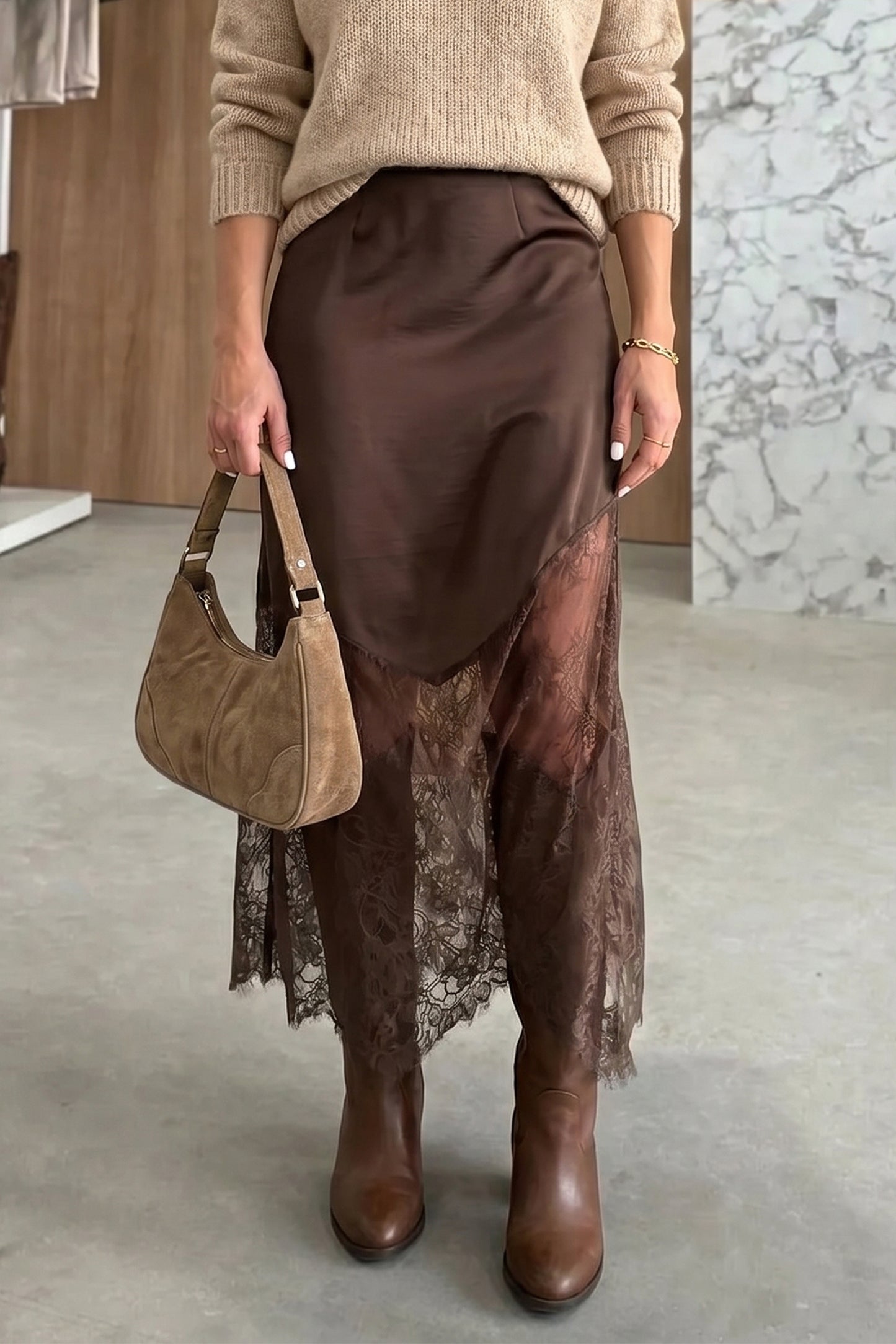 Donkerbruine lange casual rok met kanten patchwork aan de zoom
