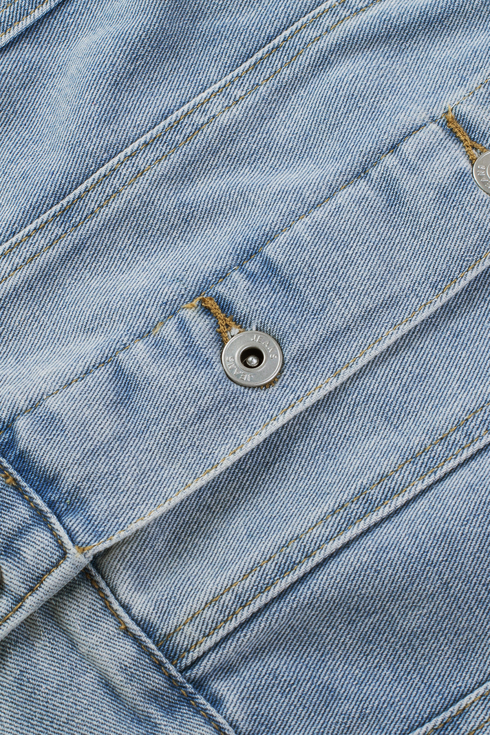 Hemelsblauwe denimjas met pailletten en franjes in een verweerde look