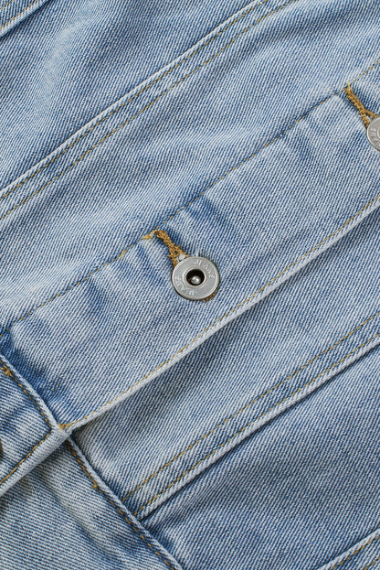 Hemelsblauwe denimjas met pailletten en franjes in een verweerde look