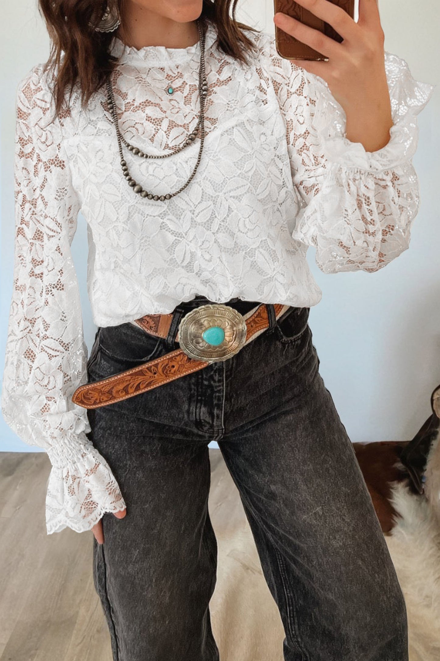 Witte kanten blouse met ronde hals ruches en lange mouwen