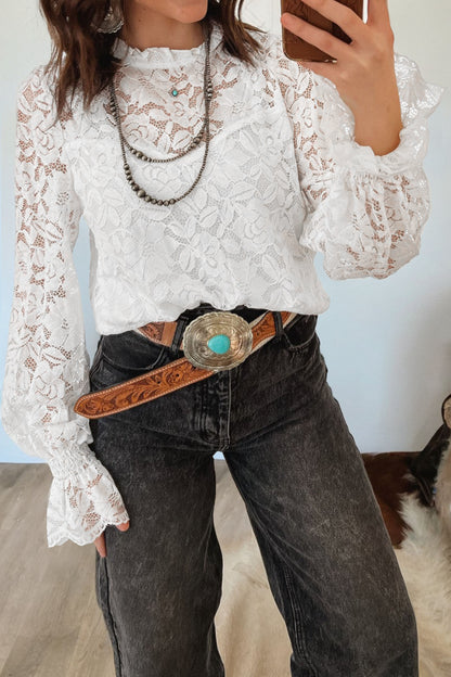 Witte kanten blouse met ronde hals ruches en lange mouwen