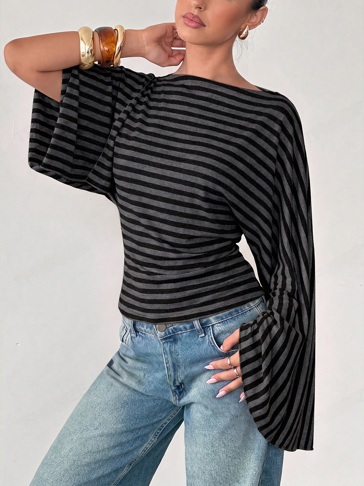 Casual gebreide slim fit top met lange wijde mouwen en strik op de rug