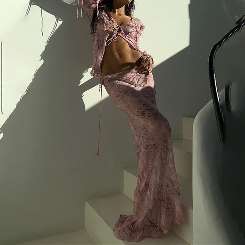 Elegante set bestaande uit een doorschijnende top met ruches en een rok met hoge taille