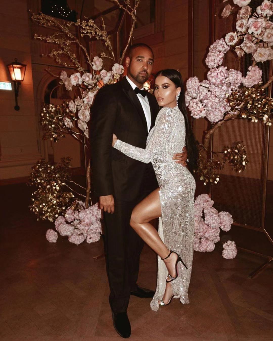 Paillettenjurk met lange mouwen V-hals hoge taille en split