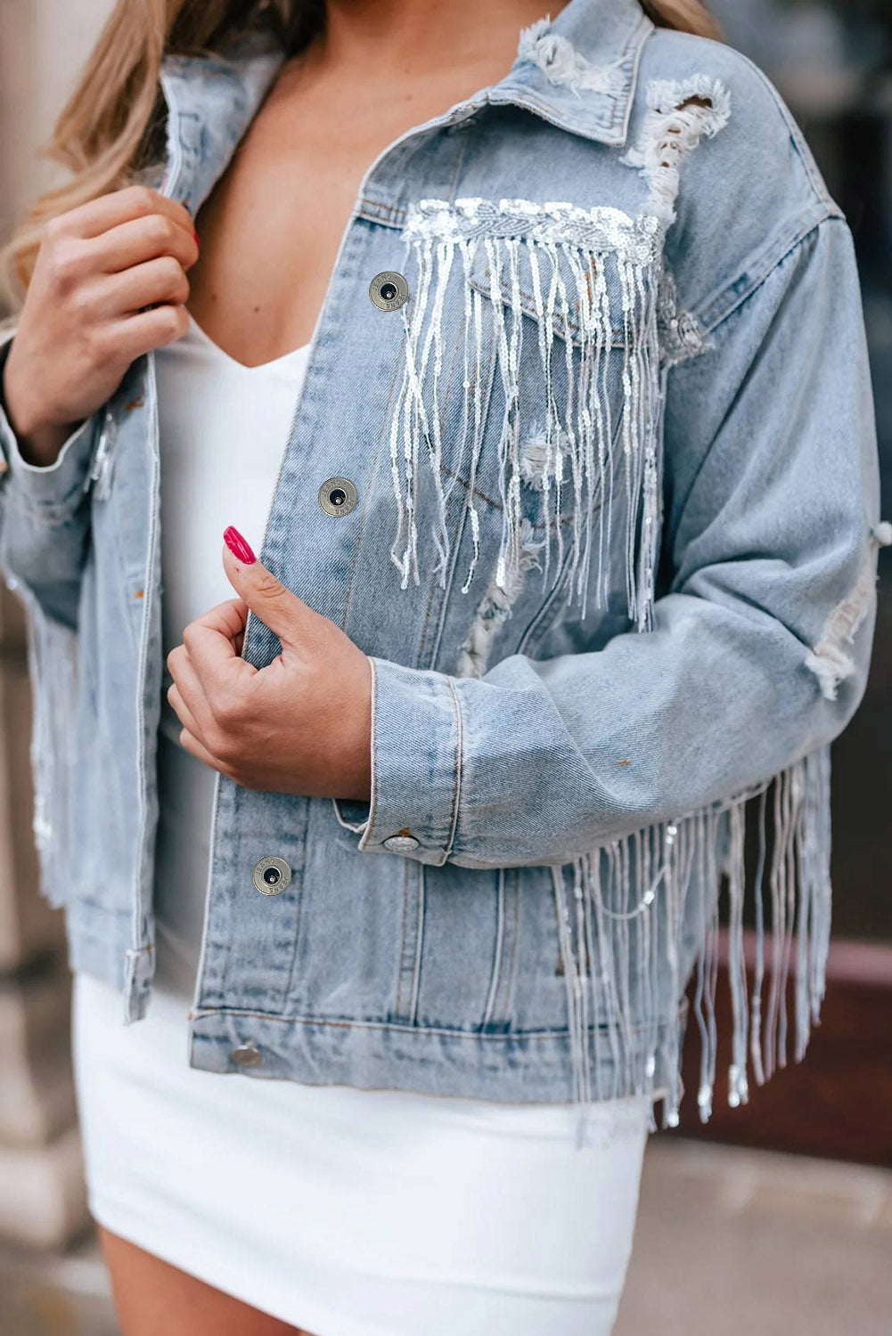 Hemelsblauwe denimjas met pailletten en franjes in een verweerde look