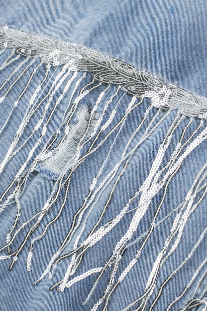 Hemelsblauwe denimjas met pailletten en franjes in een verweerde look
