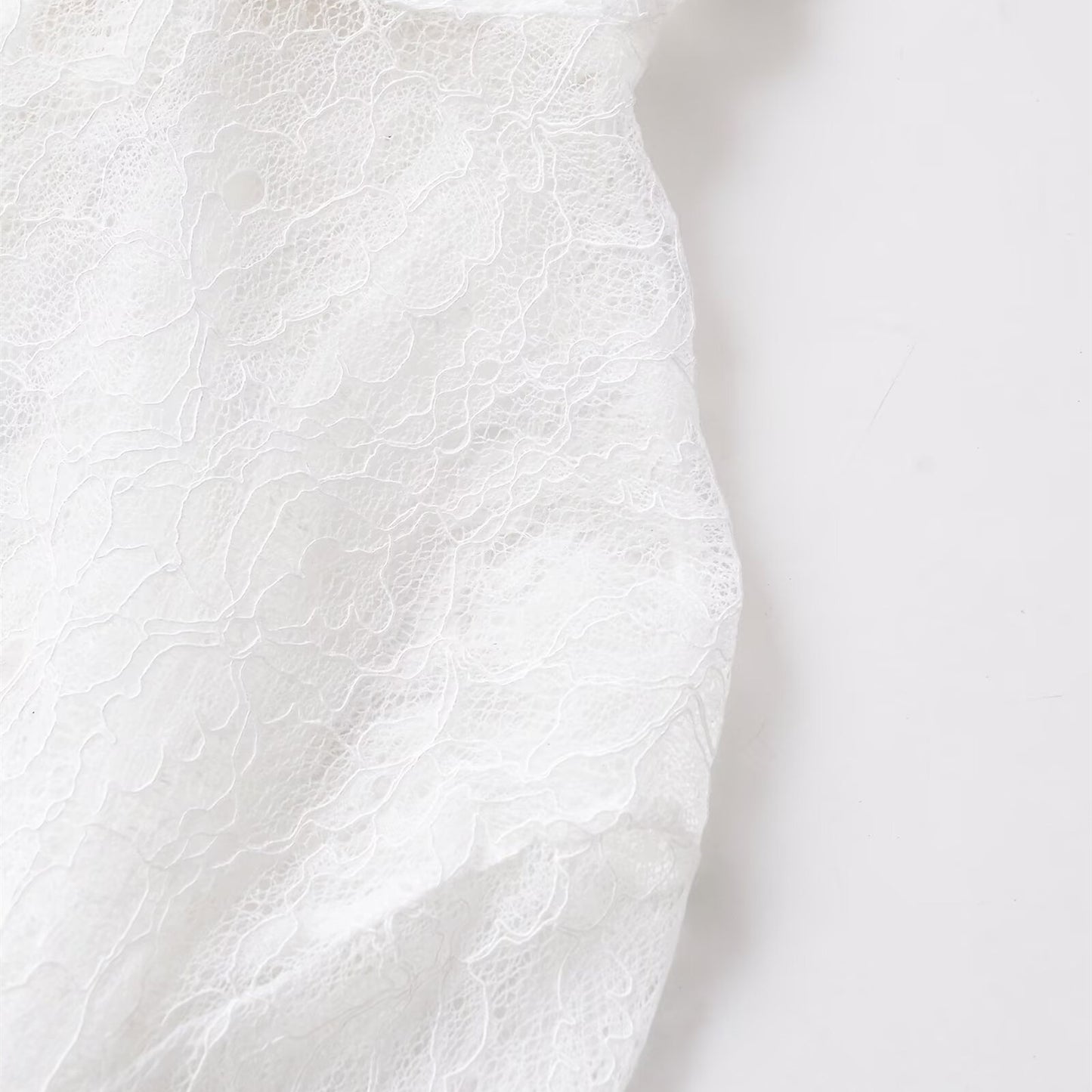 Punk top met hoornmouwen hoge hals en kanten patchwork