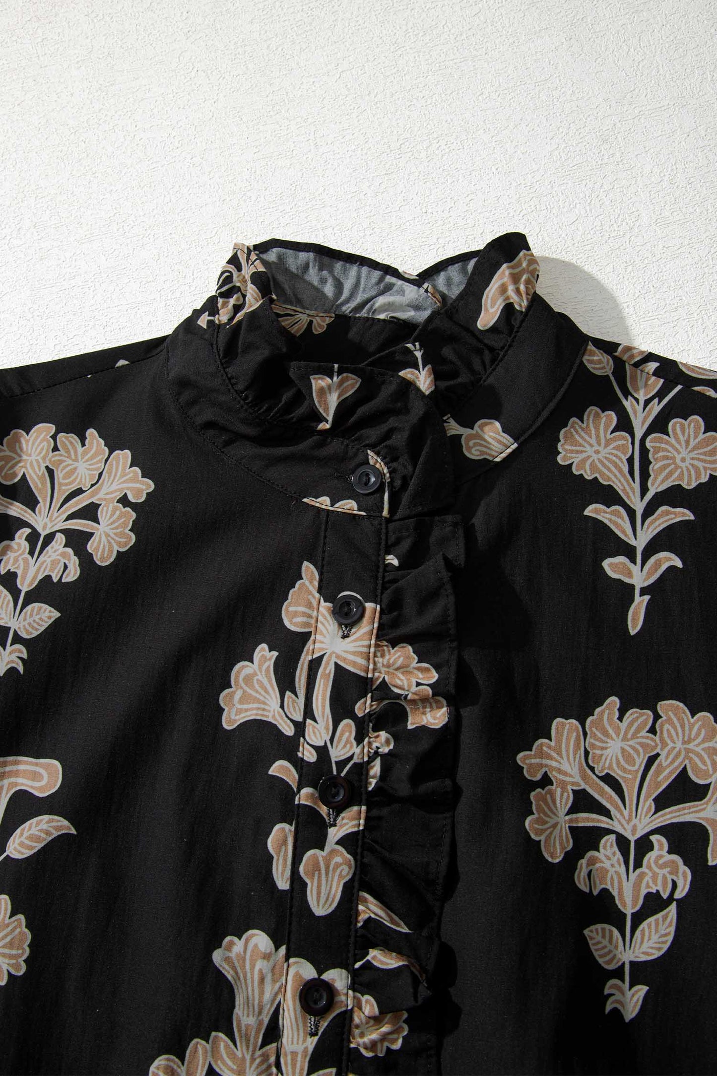 Zwarte maxi-jurk met bloemenprint gegolfde kraag en korte pofmouwen