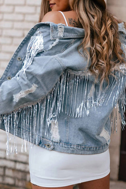 Hemelsblauwe denimjas met pailletten en franjes in een verweerde look