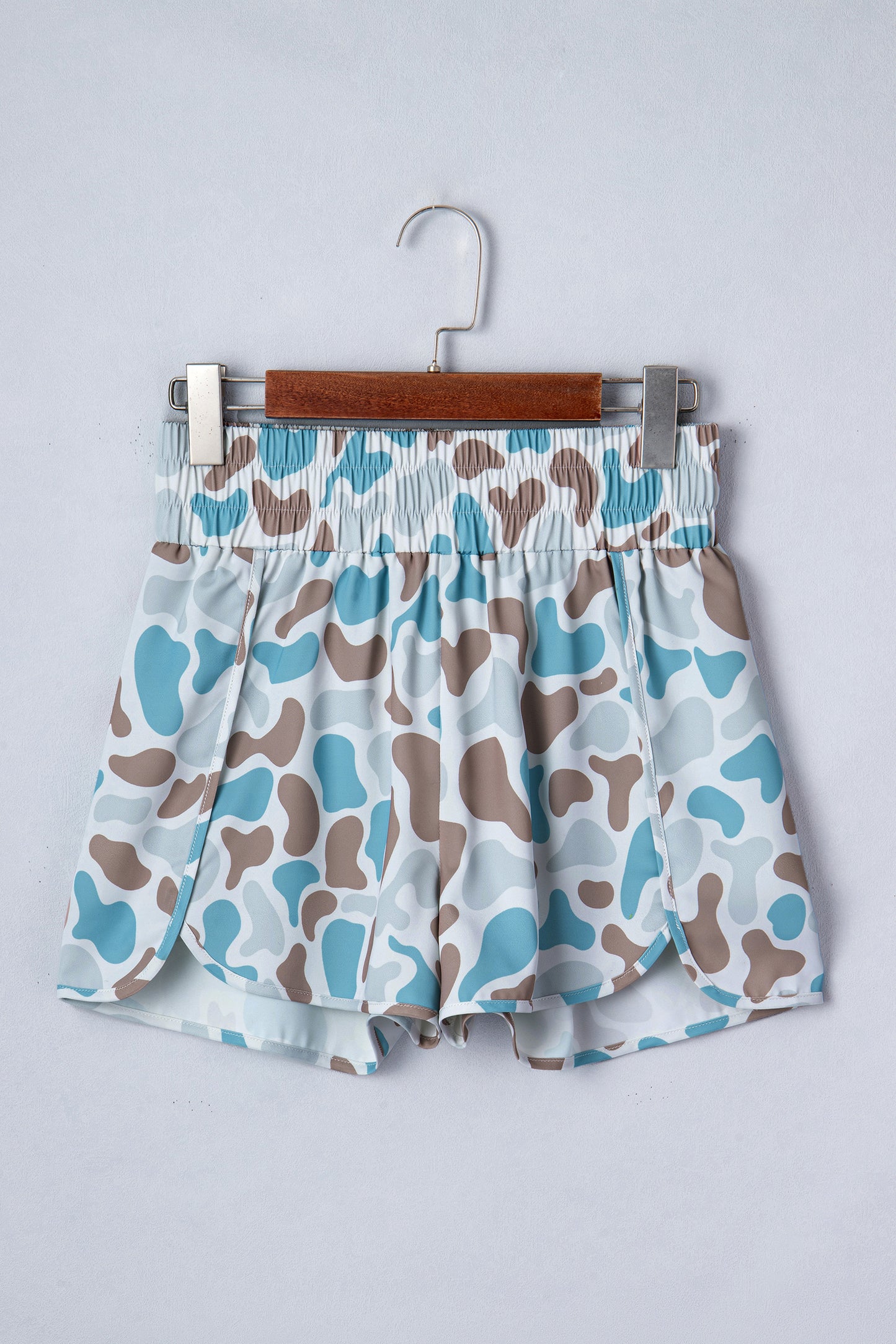 Camouflageprint shorts met hoge taille en plooien