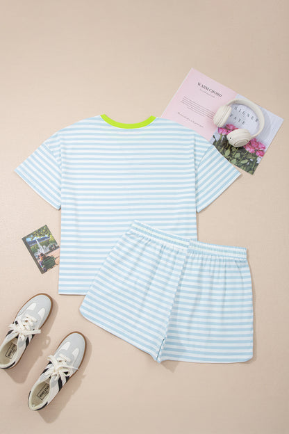 Set bestaande uit een los T-shirt met strepen contrasterende halslijn en een shorts