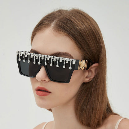 Retro zonnebril met groot montuur en diamantinleg