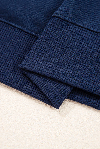 Preppy sweatshirt met strepen op de mouwen en een losse pasvorm