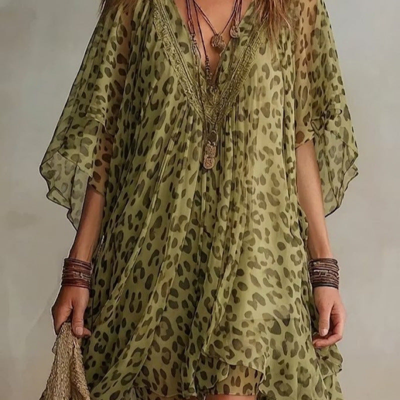 V-hals chiffon jurk met luipaardprint en asymmetrische rok