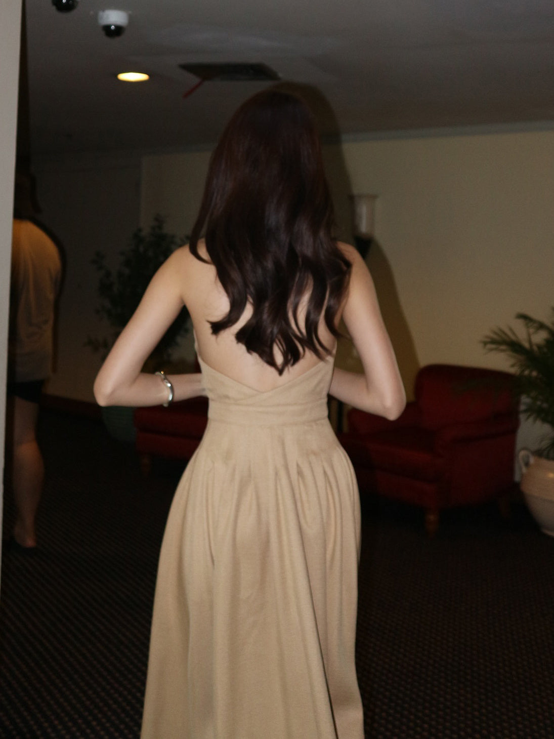 Enkelrijs- en rugloze effen overhemdjurk met één rij knopen