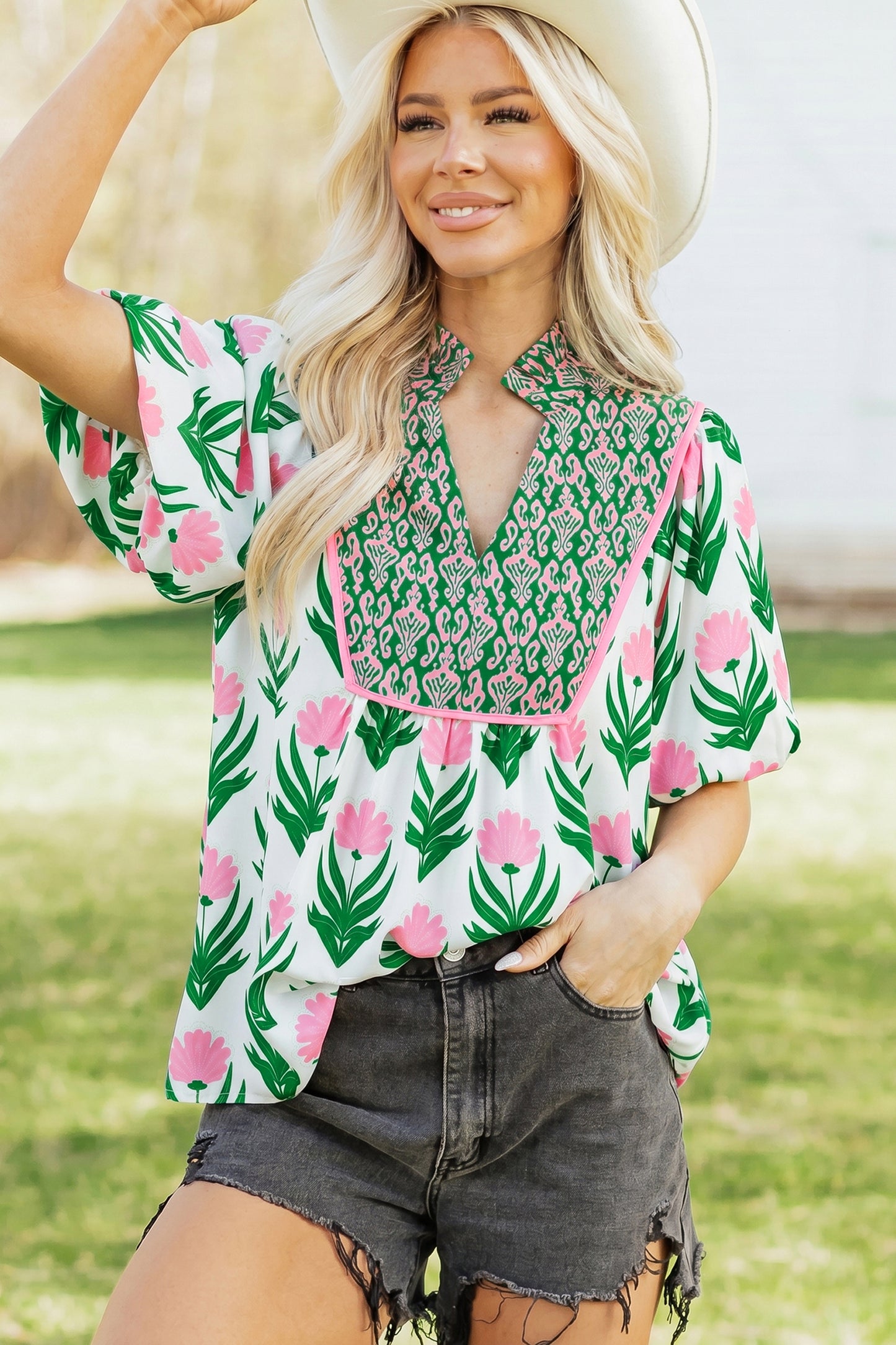 Blouse met veelkleurige bloemenprint pofmouwen contrasterende boord en V-hals