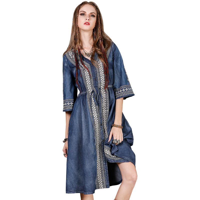 Geborduurde denim jurk