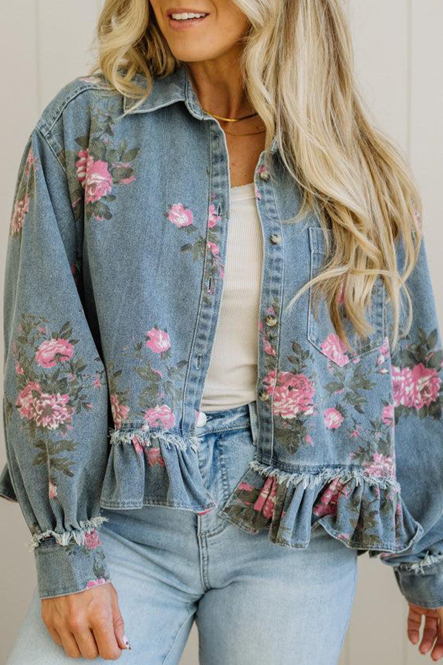 Denimjas met bloemenprint en ruches aan de zoom