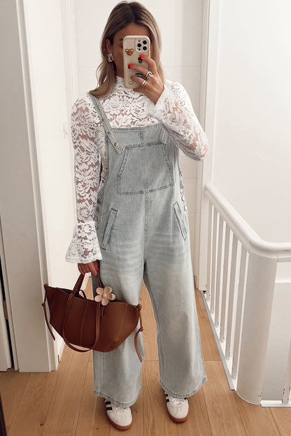 Witte kanten top met trompetmouwen en opstaande kraag