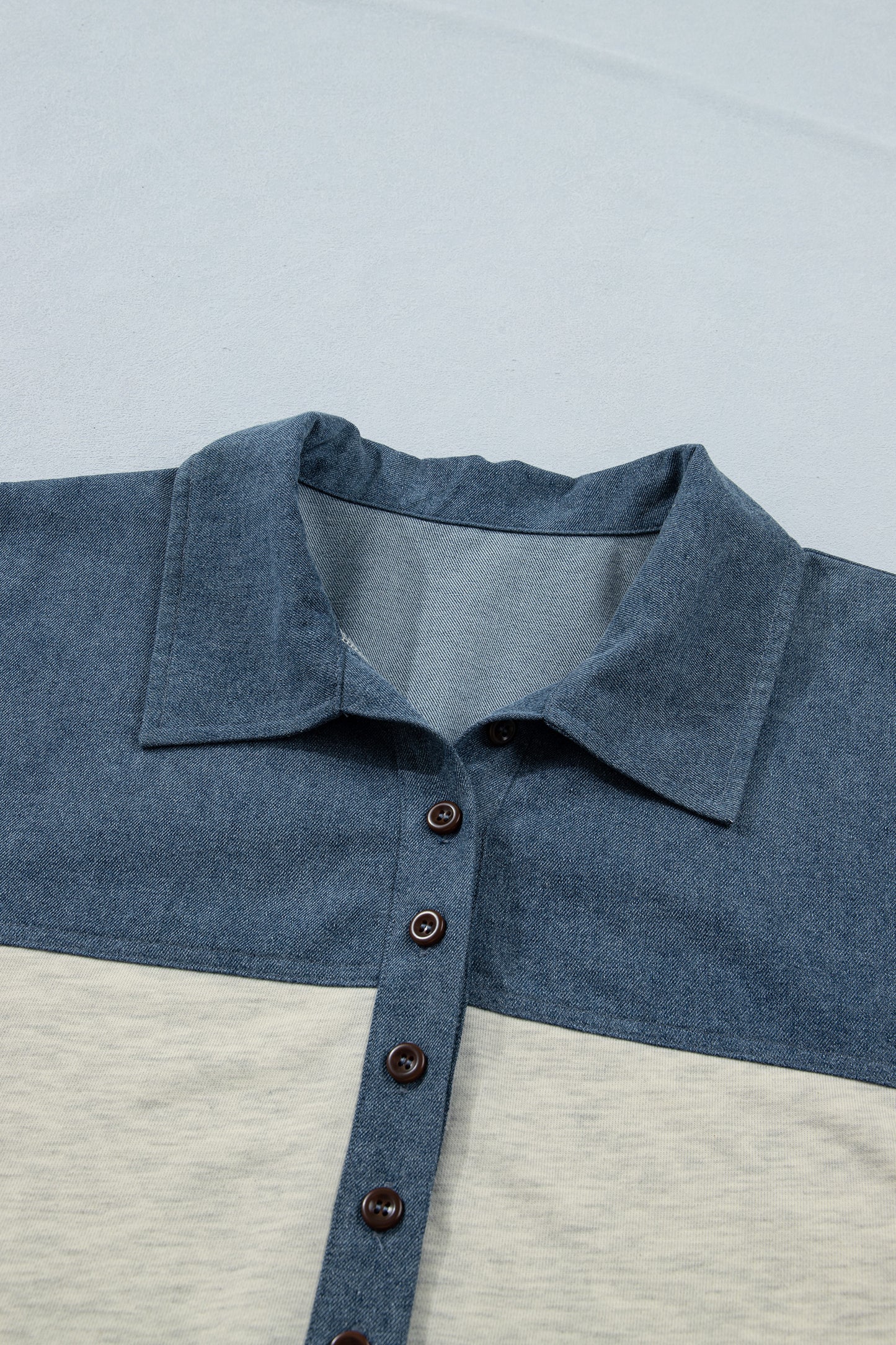 Lichtgrijze denim polo met kraag patchwork  korte mouwen en halve knoopsluiting