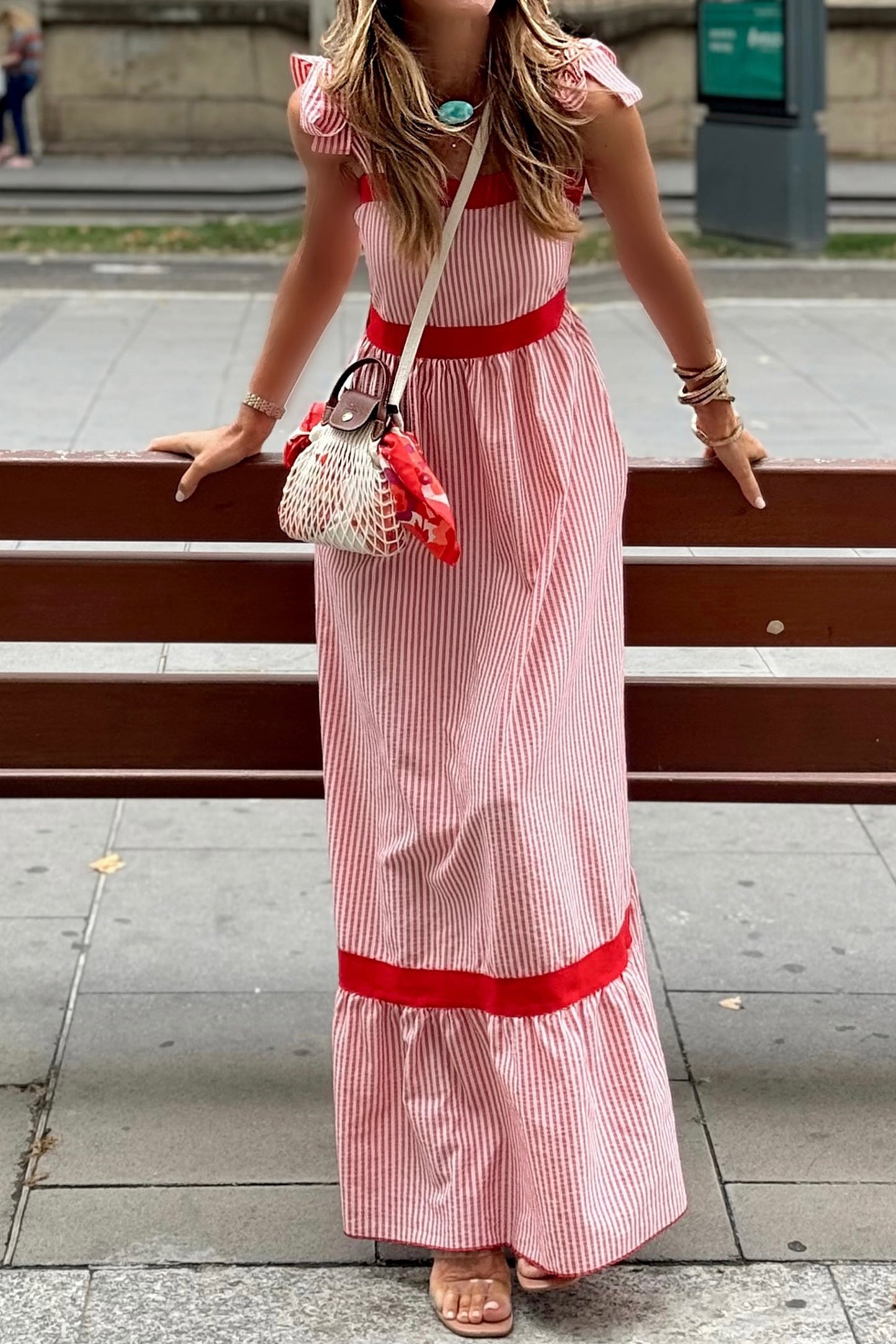 Maxi-jurk met trepen strikbandjes contrasterende bies hoge taille en ruches