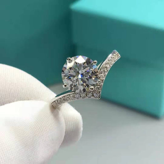 Moissanite V-vormige zilveren 18K witgouden ring met vier klauwen