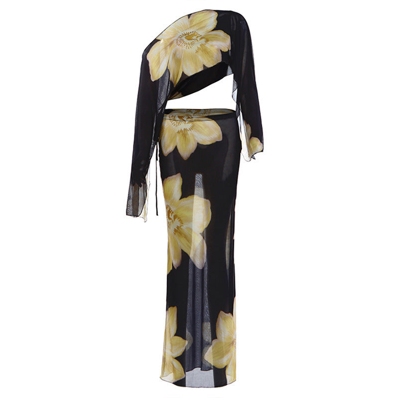 Set bestaande uit een crop top met bloemenprint één schouder en een rok met hoge taille