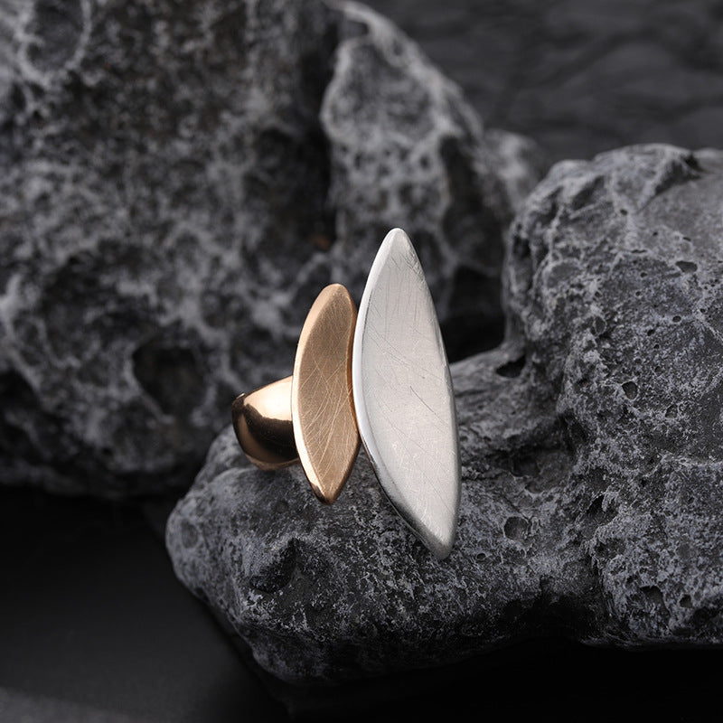 Onregelmatig geometrisch grote goudkleurige ring met elastische koordverbinding