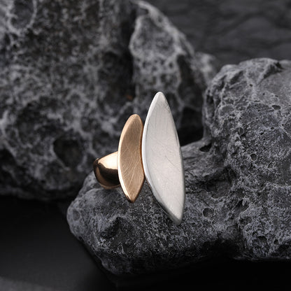 Onregelmatig geometrisch grote goudkleurige ring met elastische koordverbinding