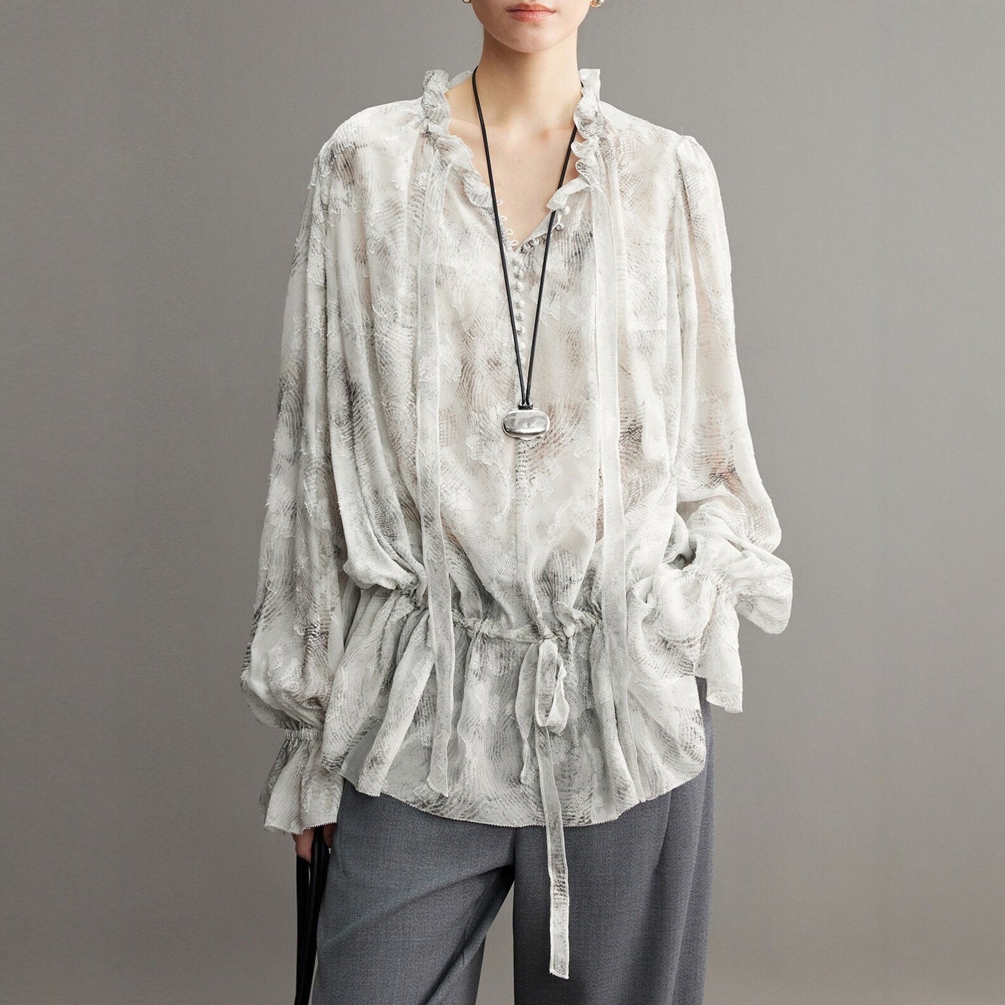 Modieuze lente/zomer blouse met bloemenprint ruches  V-hals en strikceintuur