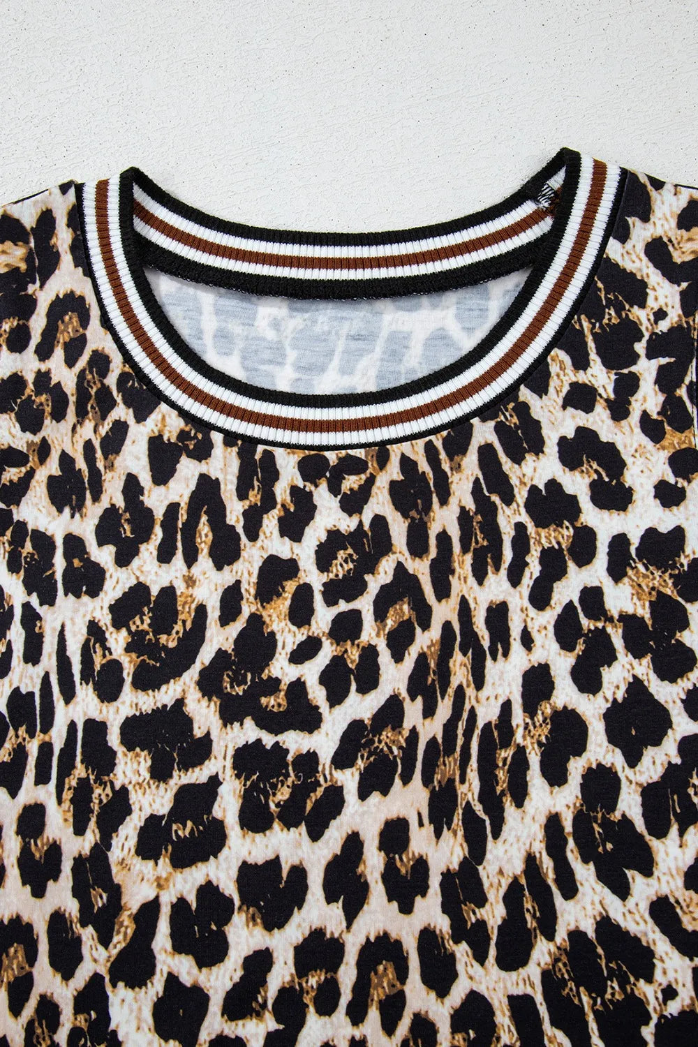 Mouwloze maxi-jurk met luipaardprint en zijsplit