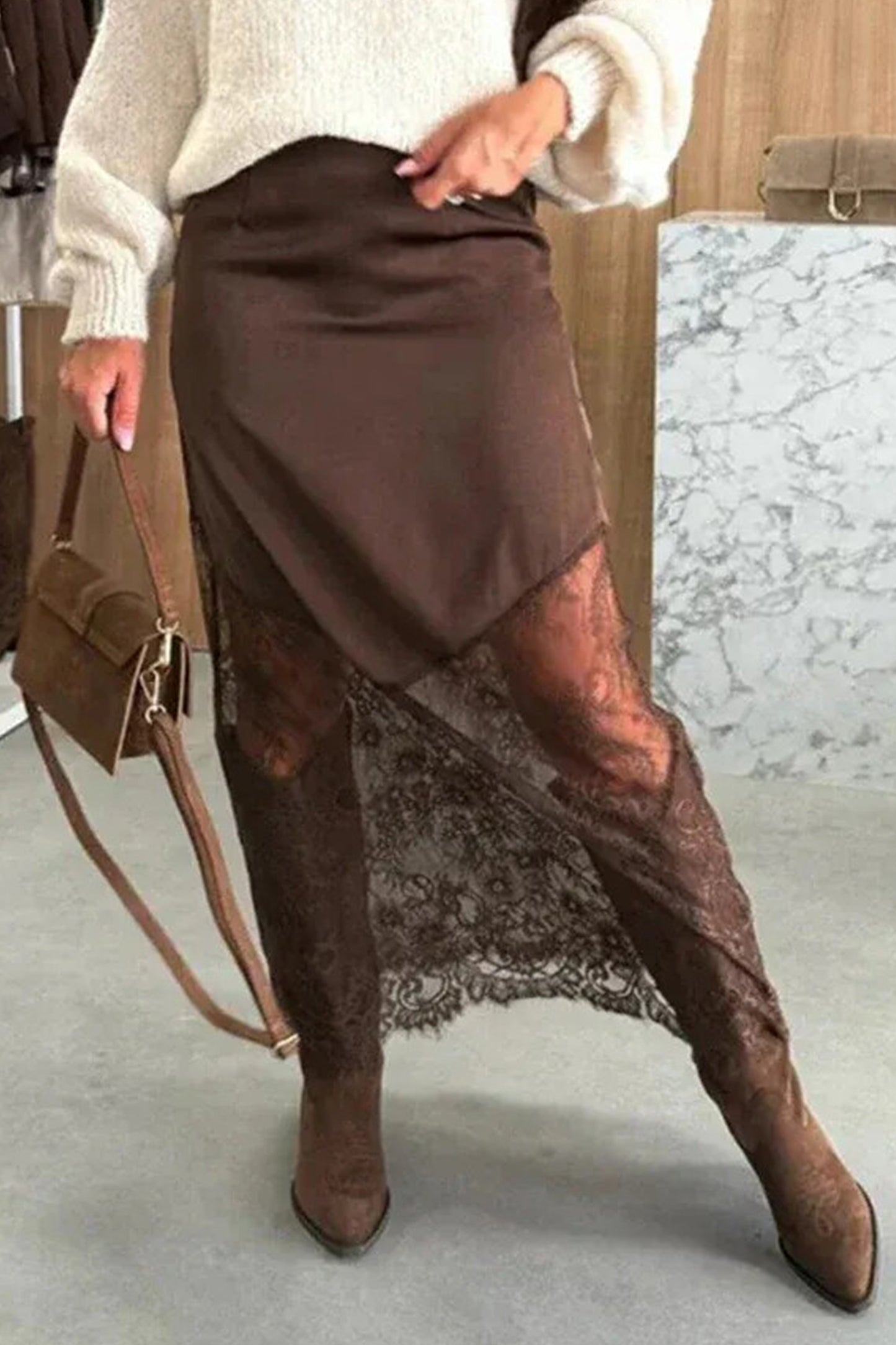 Donkerbruine lange casual rok met kanten patchwork aan de zoom