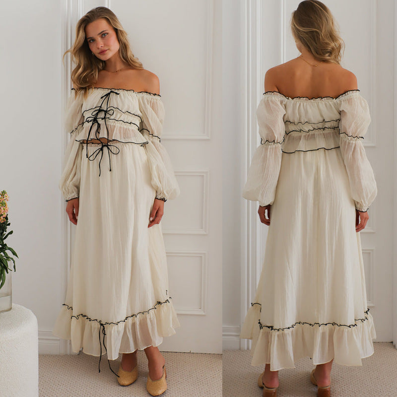 Pak met blote hals en pofmouwen ruches en strikjes