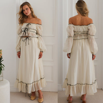 Pak met blote hals en pofmouwen ruches en strikjes