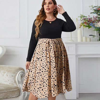 Plus size  2-in-1 look midi-jurk met stippenprint