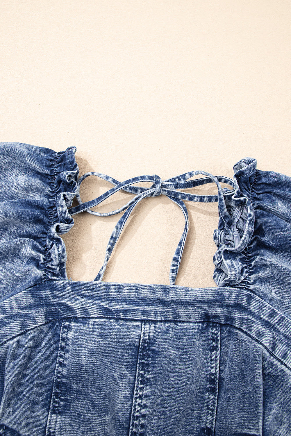 Blauwe denim jurk met ruches vierkante halslijn pofmouwen en open rug