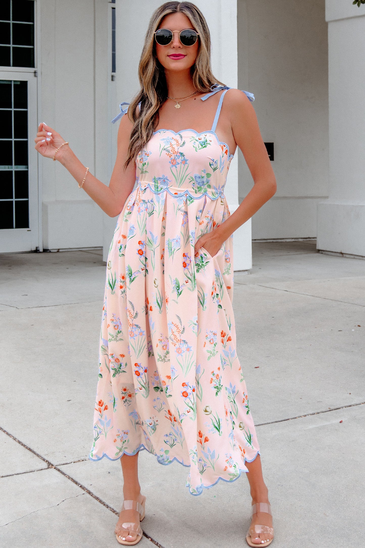 Roze midi-jurk met bloemenprint contrasterende bies strikbandjes en hoge taille
