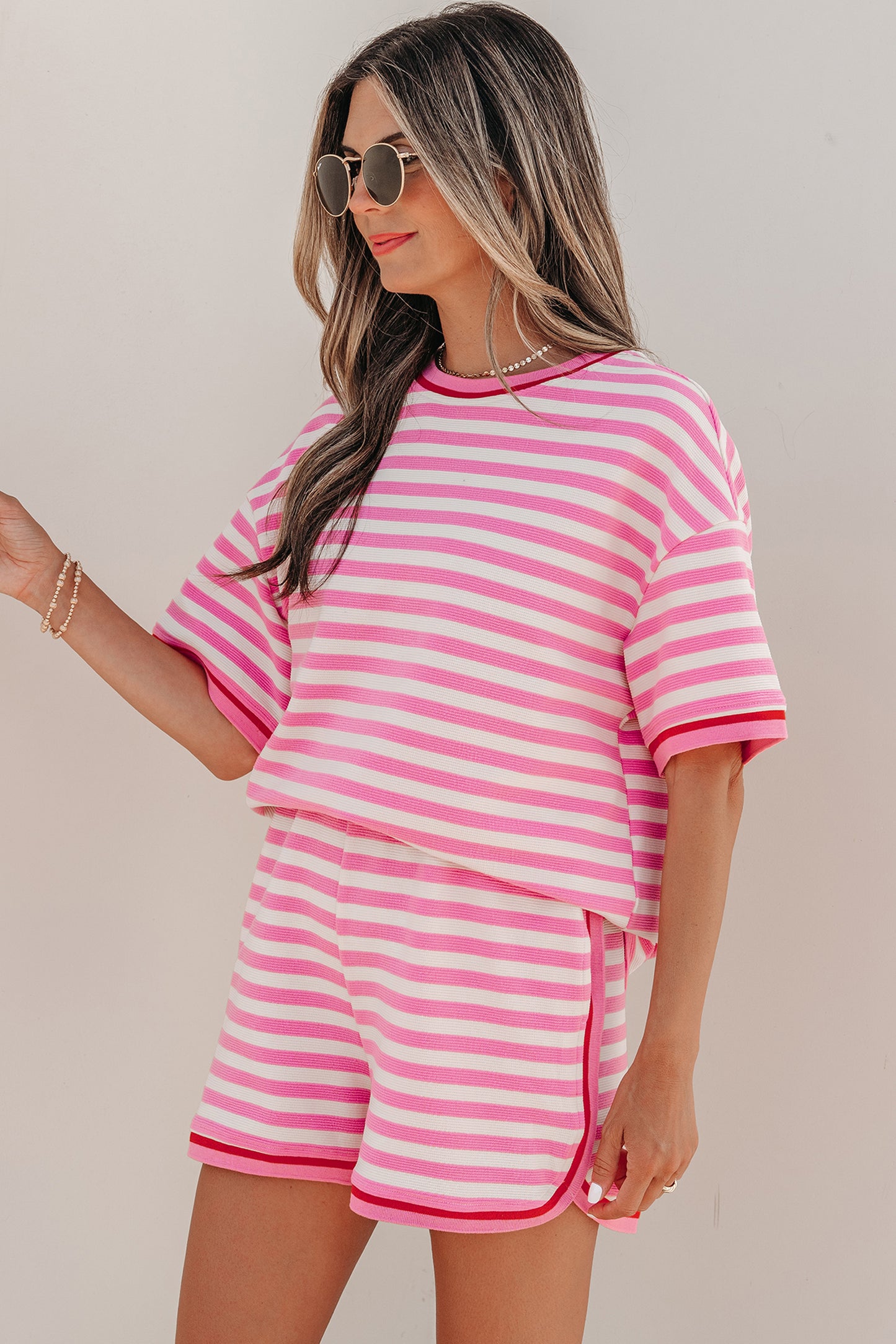 Roze gestreepte top met contrasterende biesbkorte mouwen en losse shorts