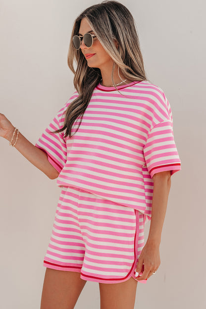 Roze gestreepte top met contrasterende biesbkorte mouwen en losse shorts