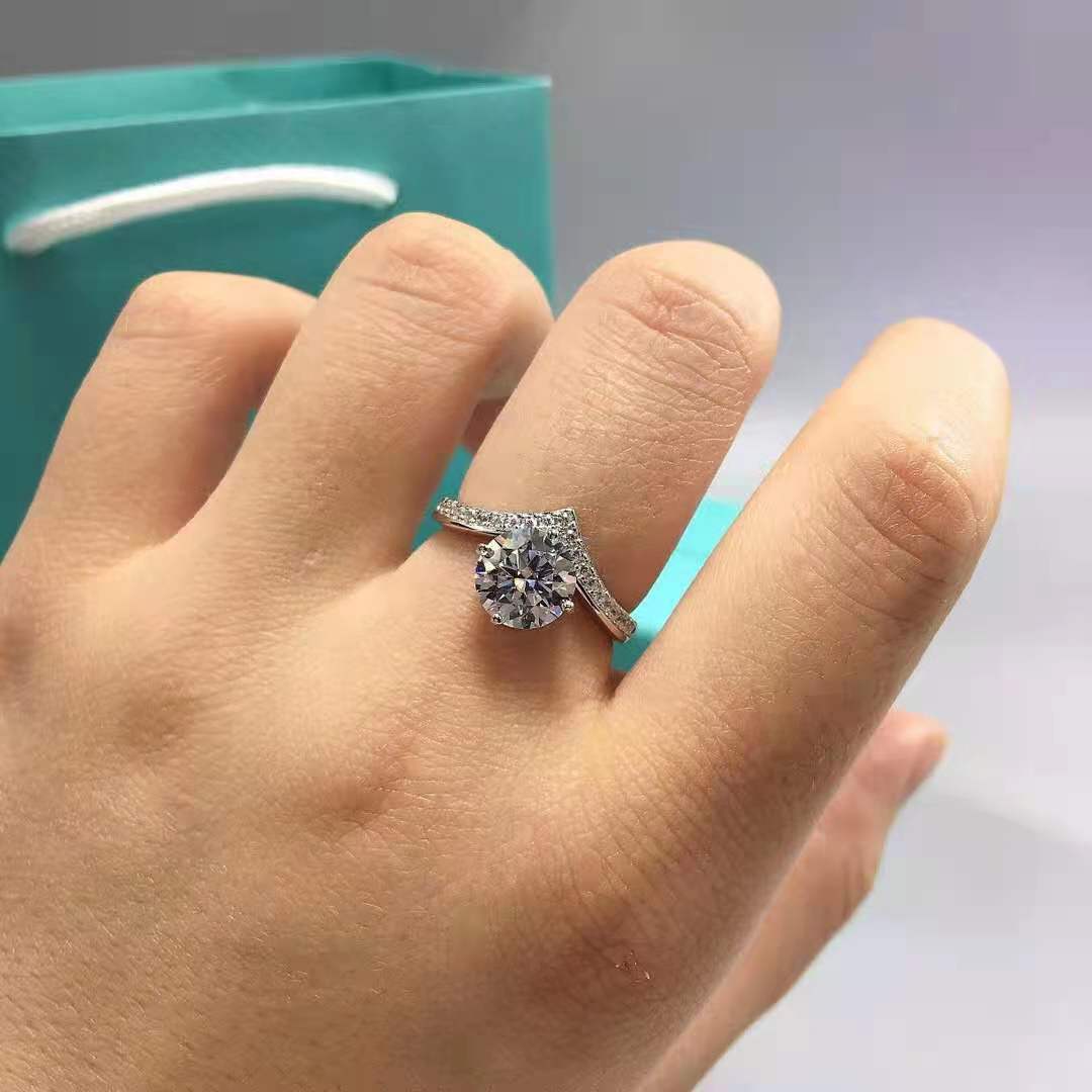 Moissanite V-vormige zilveren 18K witgouden ring met vier klauwen